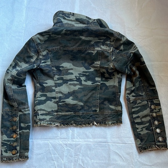 Sweet T women’s cropped camo jean jacket. Lots of detail szM - Picture 7 of 8